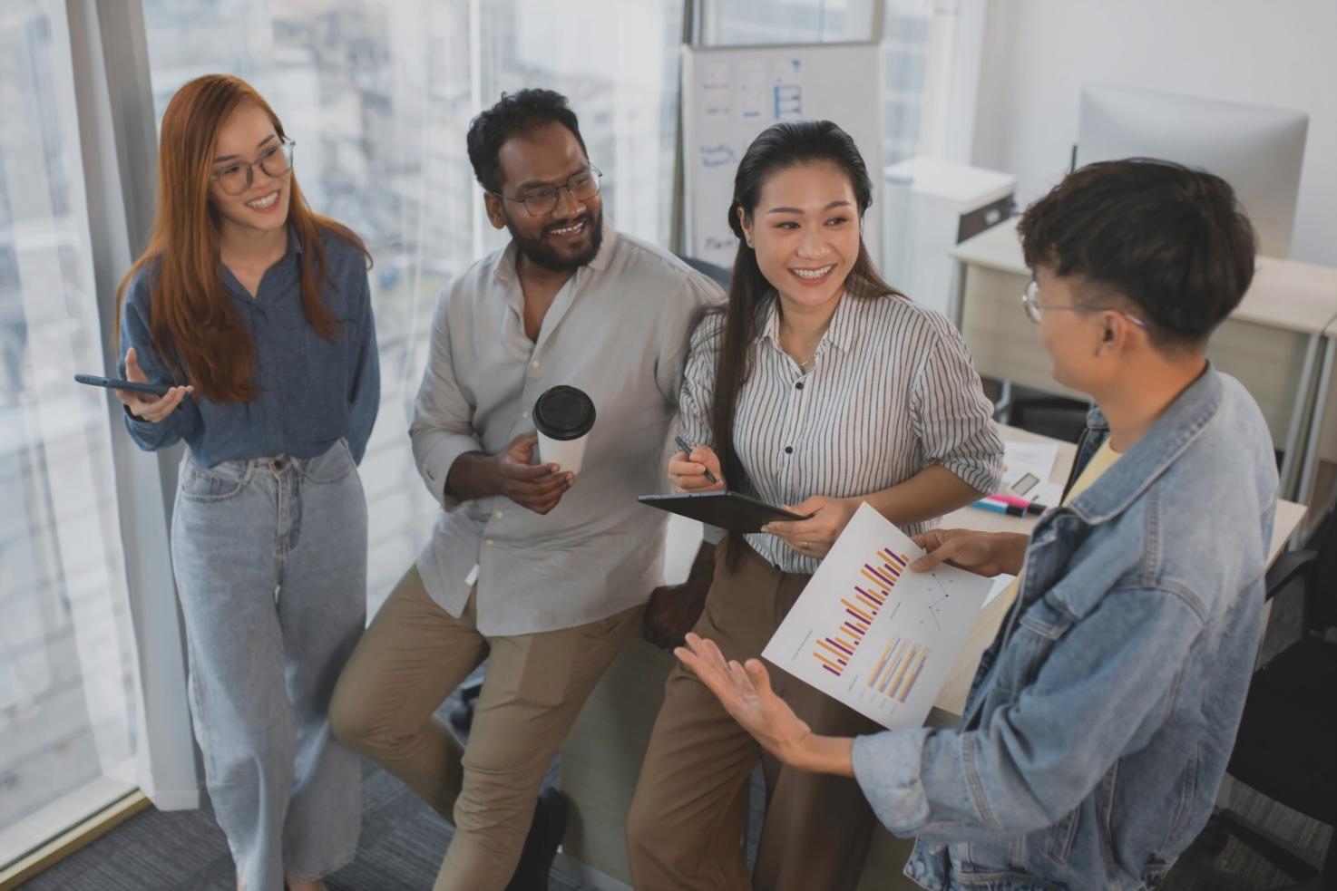 Finanzanalyst arbeitet mit Datenvisualisierungen und Markttrends