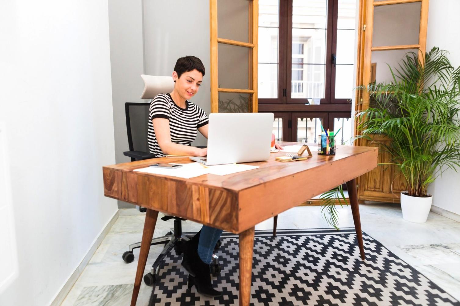 Team bei der Diskussion von Finanzstrategien und Marktanalysen